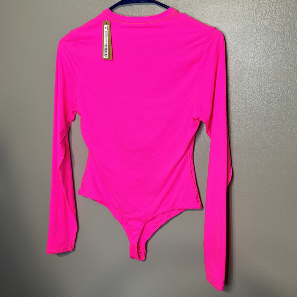 Fits everybody long sleeve crewneck bodysuit by skins neon pink is the color - Picture 2 of 4